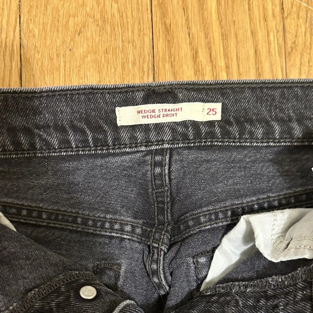 Levi's Wedgie Charcoal Straight Jeans - Size 25 - Picture 4 of 8
